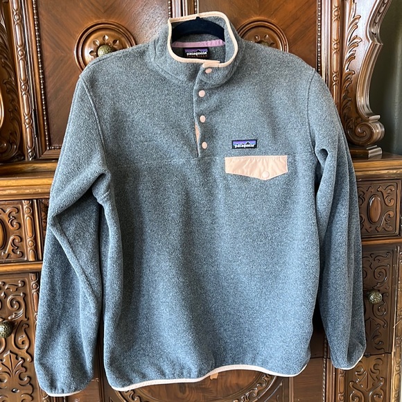 Patagonia Tops - Patagonia Synchilla in gray and blush color.